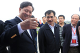 开云官方网站在线登录副总裁韩根生与农业部种植业管理司副司长何才文现场了解开云官方网站在线登录所经营的农资产品特性
